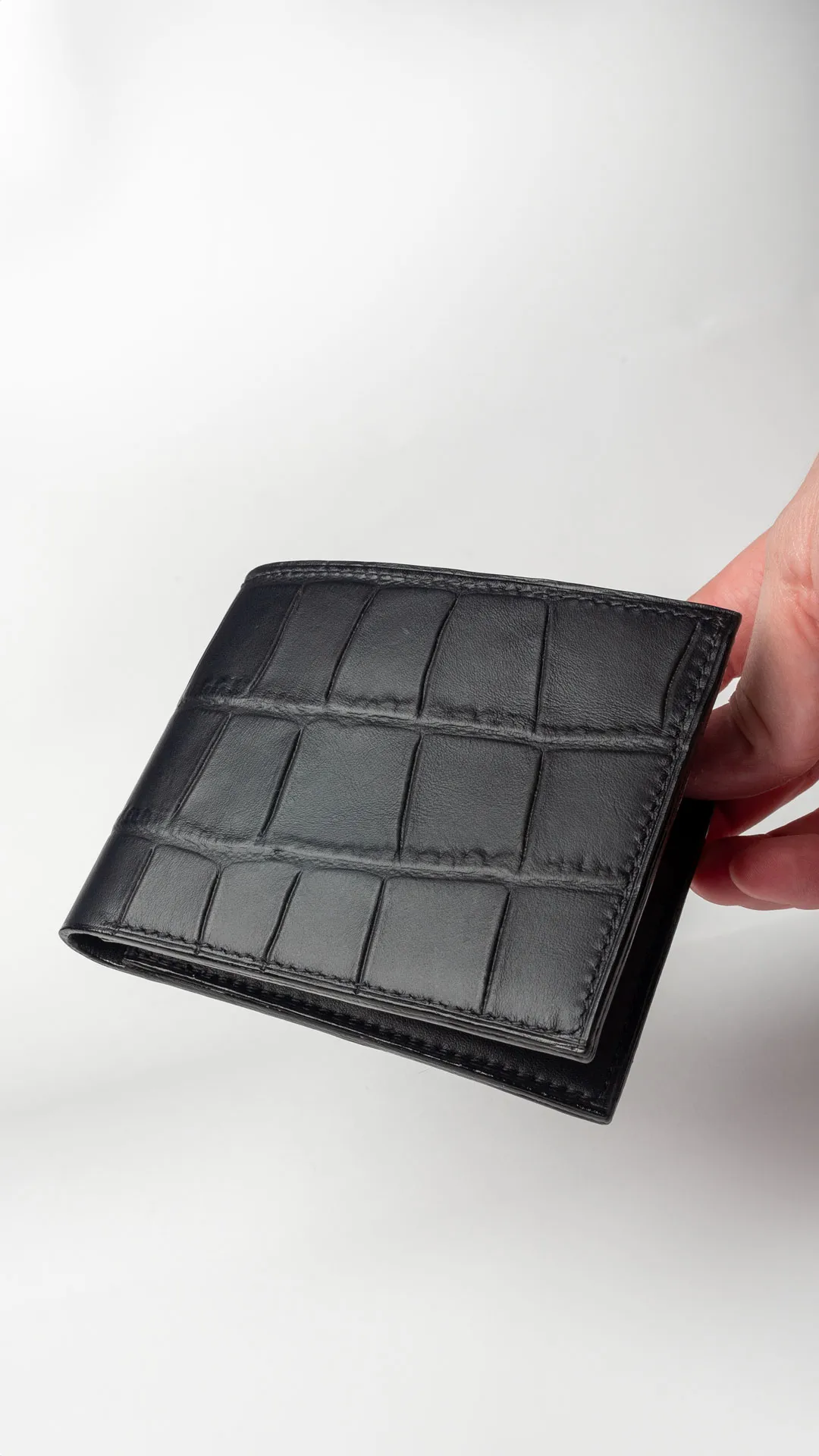 Handcrafted leather wallet by DinoLeather